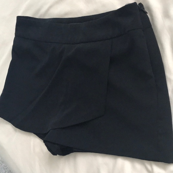 Guess skort🖤🖤 - Picture 2 of 5